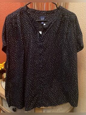 GAP - NEW - lightweight short-sleeve polka dot blouse